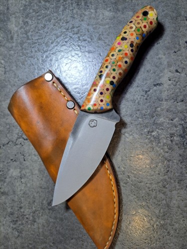nóż podręczny model Sicario, edc, ręcznie robio K720, rękojeść z kredek
